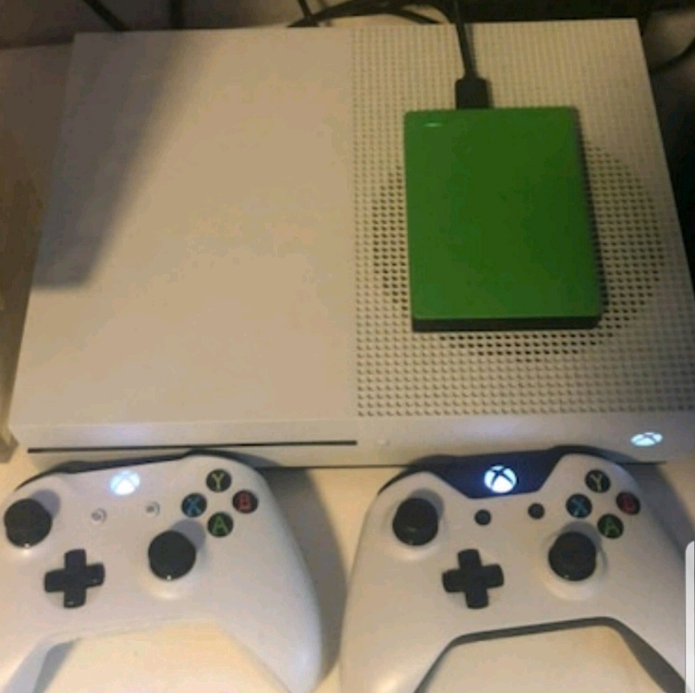 Xbox1 w/24 games,2 Tb xtrnl HD.